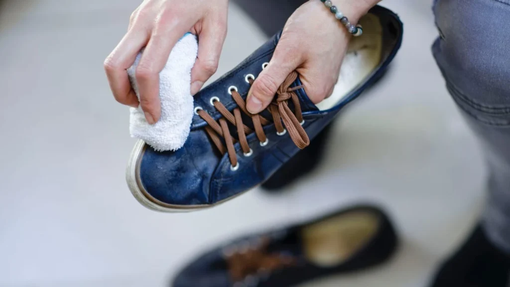 Mengembalikan Keindahan Sepatu Lama: Tips Praktis yang Harus Diketahui