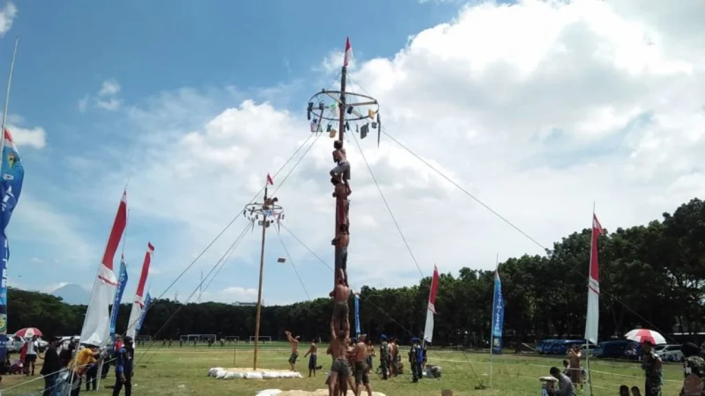Lomba Panjat Pinang: Tradisi dan Makna di Balik Keceriaan