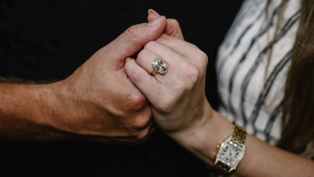 Taylor Swift Resmi Bertunangan dengan Travis Kelce, Cincin Pertunangan Jadi Sorotan