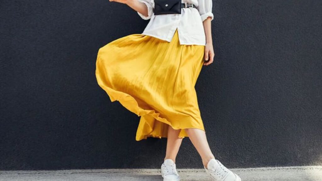 Kombinasi Sneakers dan Rok Midi: Tren Fashion yang Menghipnotis