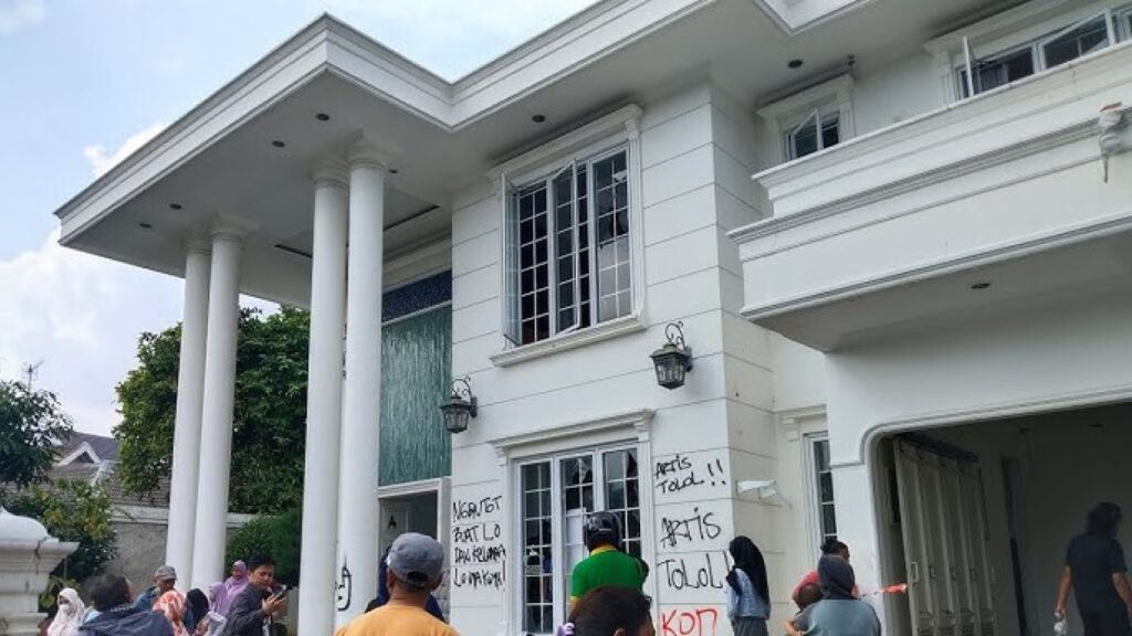 Hancurnya Rumah Uya Kuya Ditengah Keriuhan Media Sosial